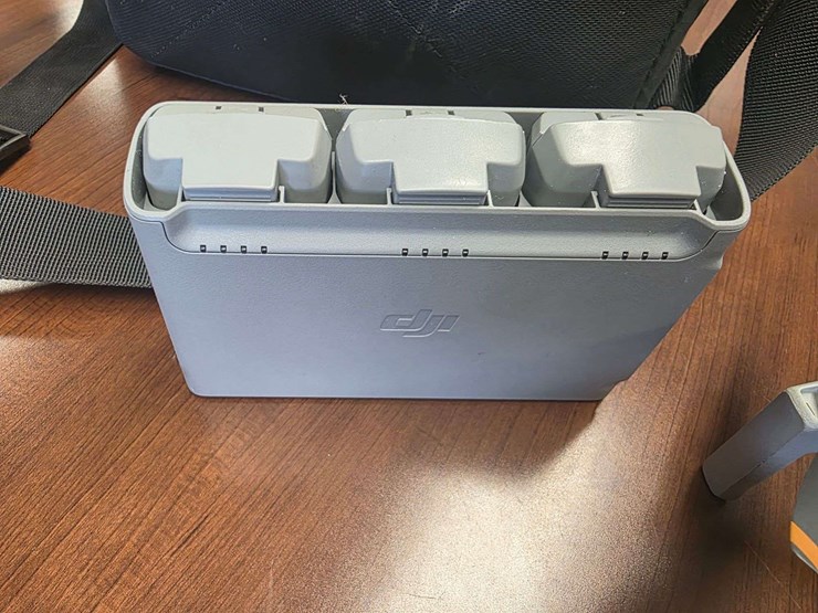 dji-mini-2-drone-with-fly-more-package,-has-3-batteries,-extra-propellers-and-tablet-holder,-only-fl-image-4