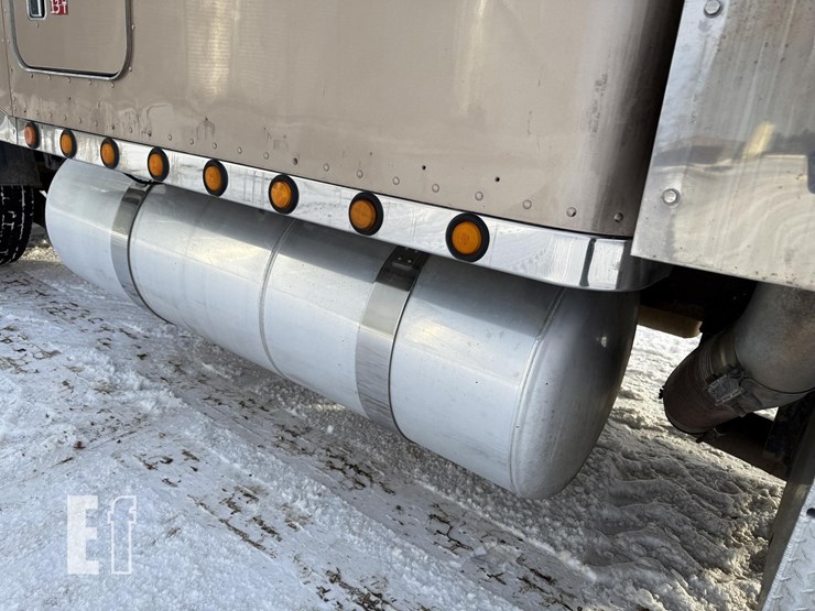 2004-peterbilt-379-image-41