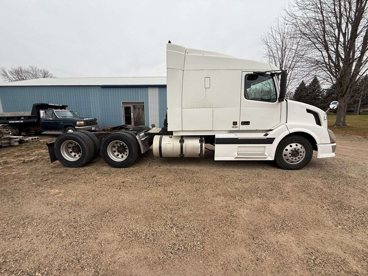 2005-volvo-sleeper-semi,-cummins-isx-engine,-13-speed-eaton-transmission,-wet-kit,-aluminum-front-an-image-10