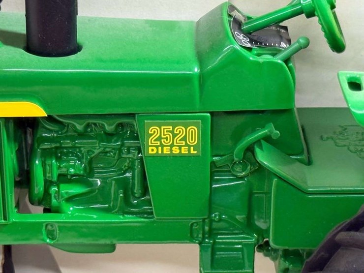 john-deere-2520-image-2