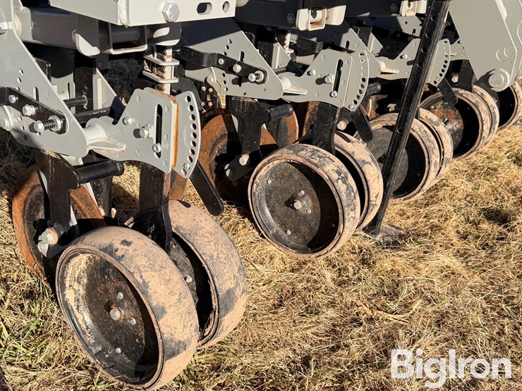 hiniker-cultipro-12r-row-crop-cultivator-image-15