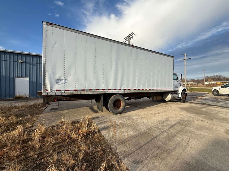 1992-international-805-box-truck,-shows-54,622-miles,-9-speed-transmission,-11r22.5-tires,-26.5’-box-image-8