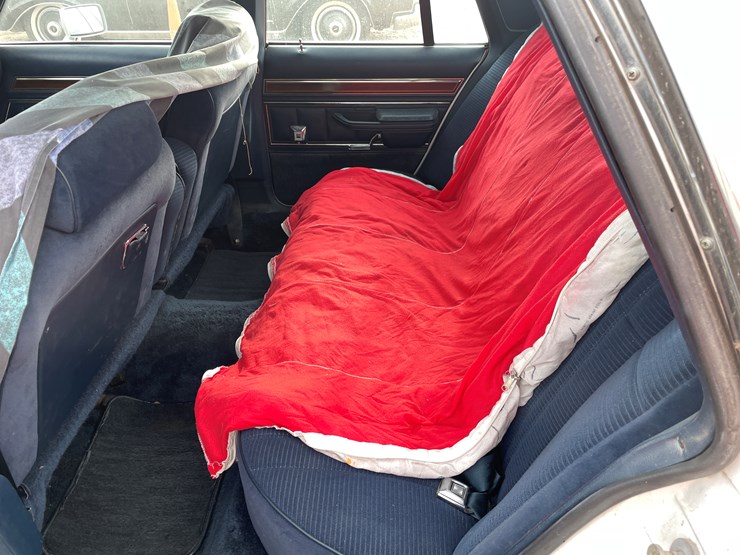 #1200-•-1986-ford-crown-victoria-**recommend-trailering**-(has-mn-title)-image-20