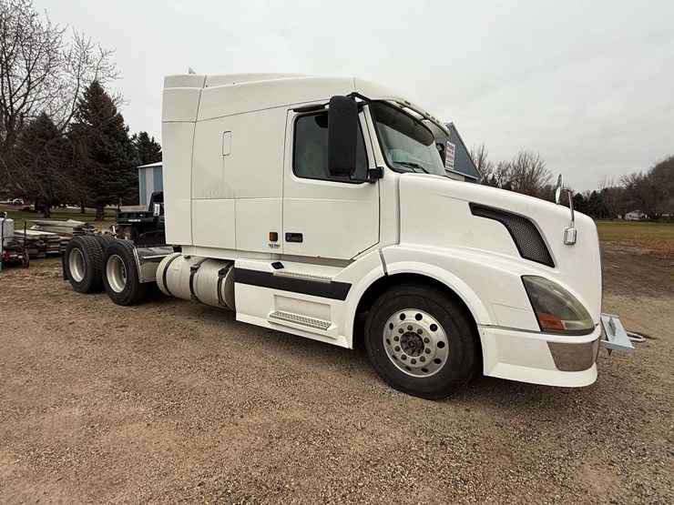 2005-volvo-sleeper-semi,-cummins-isx-engine,-13-speed-eaton-transmission,-wet-kit,-aluminum-front-an-image-8