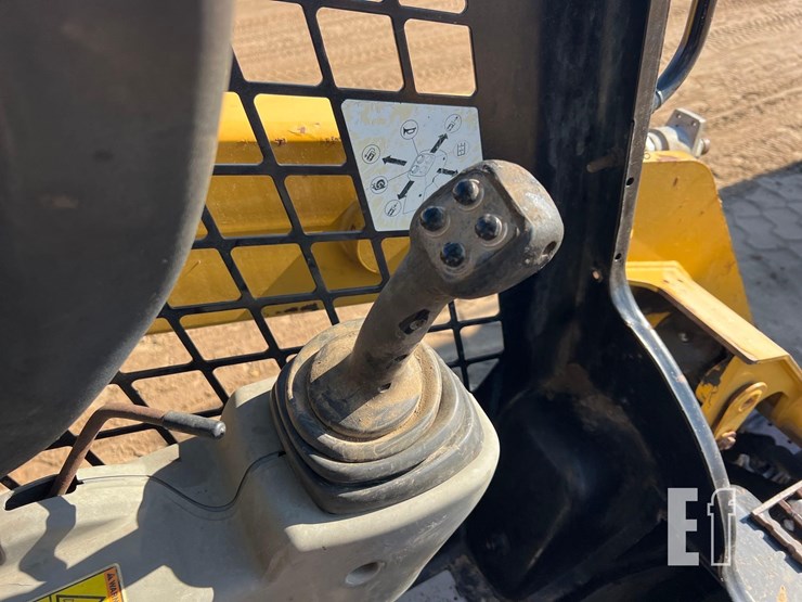 2015-caterpillar-257d-image-27