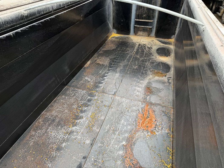 2006-freightliner-columbia-grain-truck,-549,000-miles,-8-year-old-box,-eaton-speed-shift-10-speed-tr-image-44