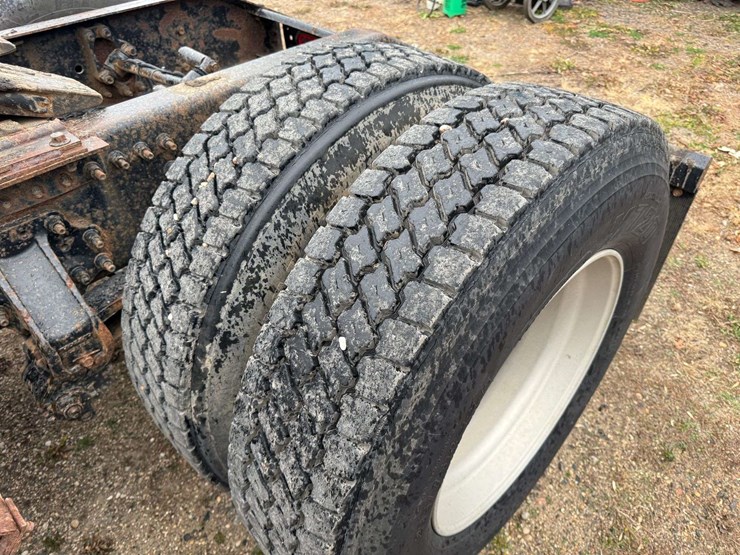 2005-volvo-sleeper-semi,-cummins-isx-engine,-13-speed-eaton-transmission,-wet-kit,-aluminum-front-an-image-28