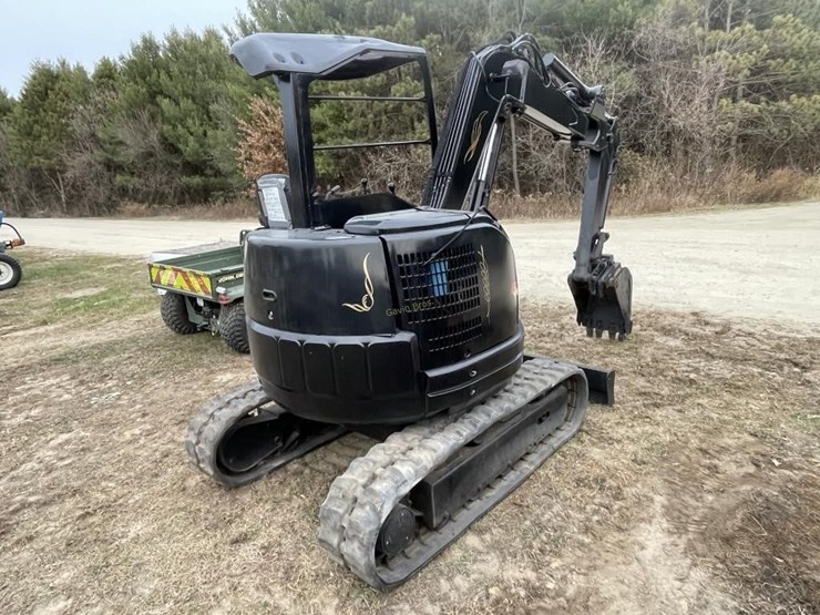 komatsu-28uu-2-mini-excavator-image-3