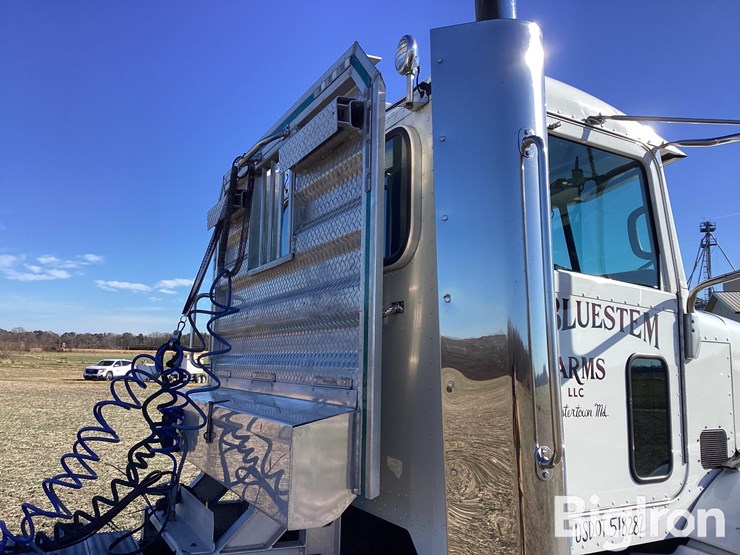 2014-peterbilt-384-image-17