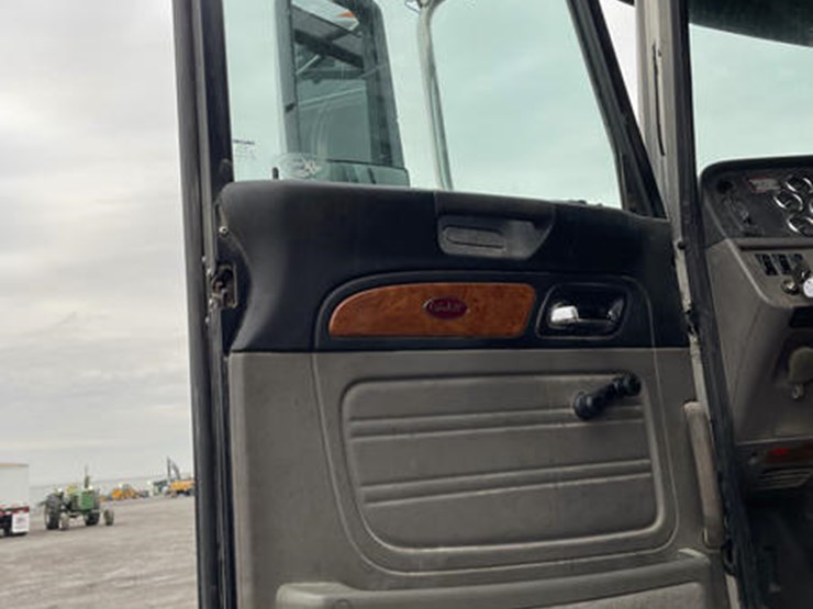 peterbilt-386-image-28