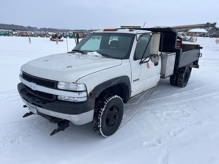 #1169-•-2001-chevrolet-3500-dump-box-truck-(has-mn-title)-image-1