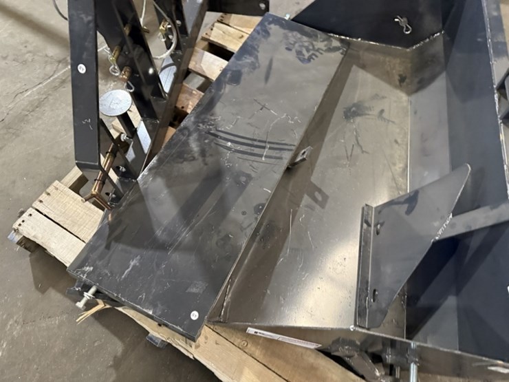 2025-wolverine-25"-3-point-hitch-bucket-image-6