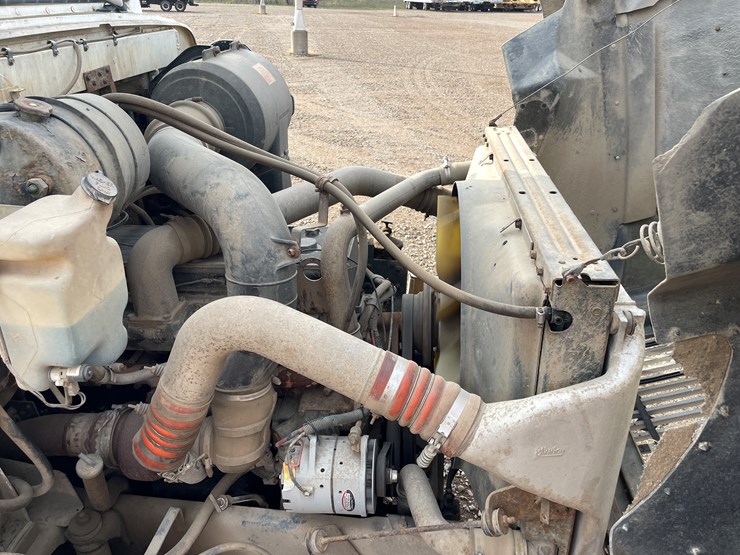 #1107-•-1994-international-truck-tractor-(has-mn-title)-image-16