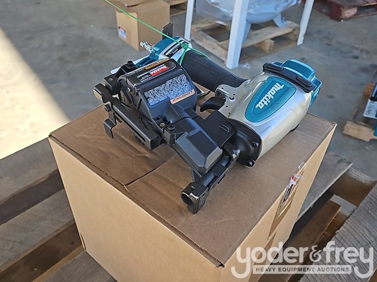makita-an454-1-3/4"-roofing-coil-pheumatic-nailer,-reconditioned-image-4
