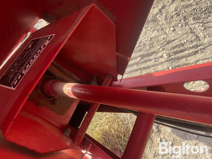 new-holland-660-image-16