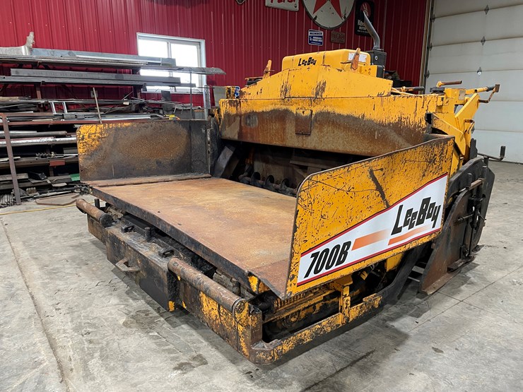 #7469-•-2002-l700-st-leeboy-asphalt-paver-image-1