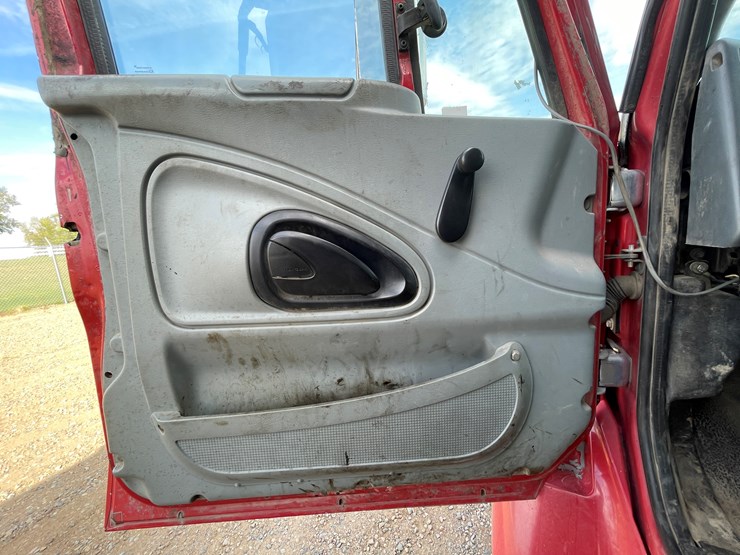 international-7400-image-30