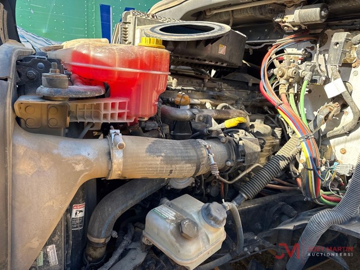 2084-freightliner-cascadiaday-cab-truck-tractor-image-18