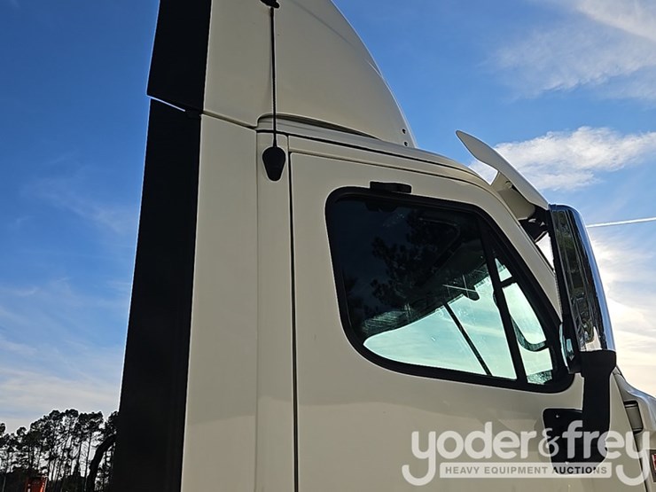 2018-freightliner-cascadia-image-40
