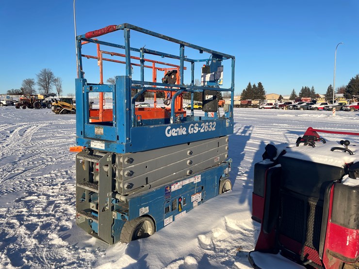 #1004-•-genie-gs2632-scissor-lift-image-1