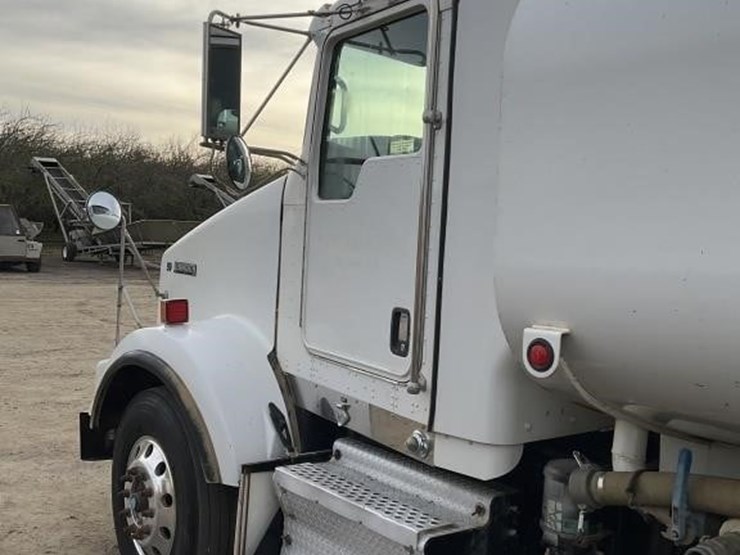 2012-kenworth-t800-image-11