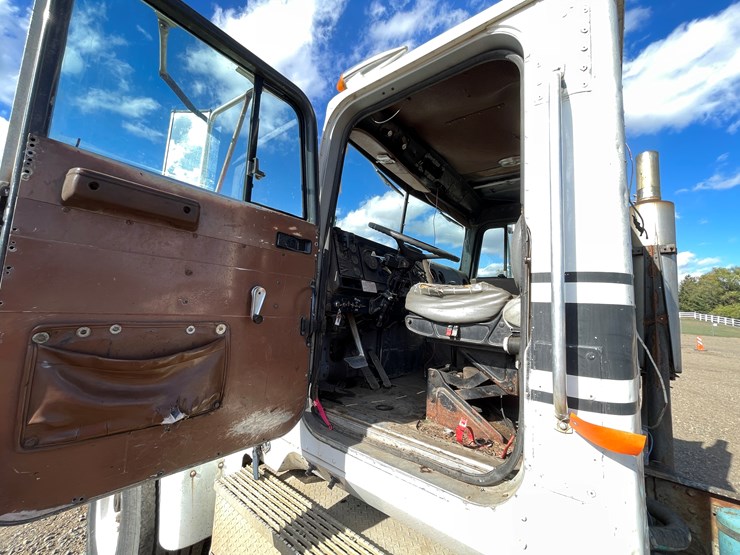 #1104-•-1989-international-truck-tractor-**should-be-trailered**-(has-mn-title)-image-20