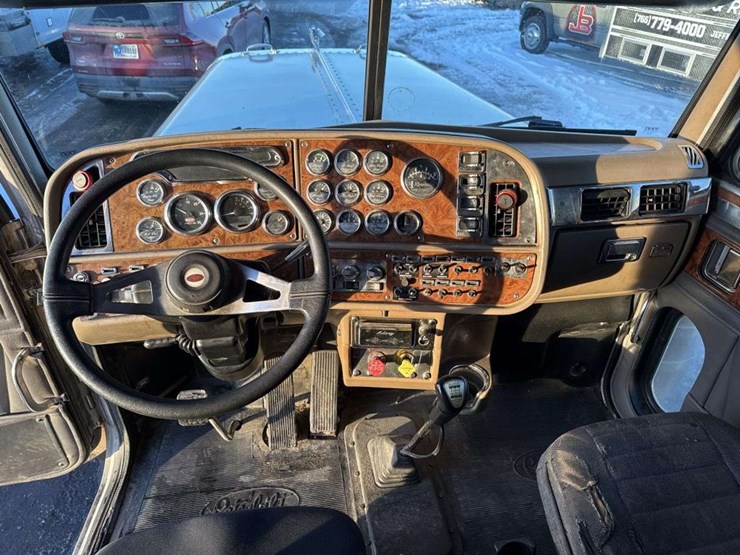 2001-peterbilt-379-image-36