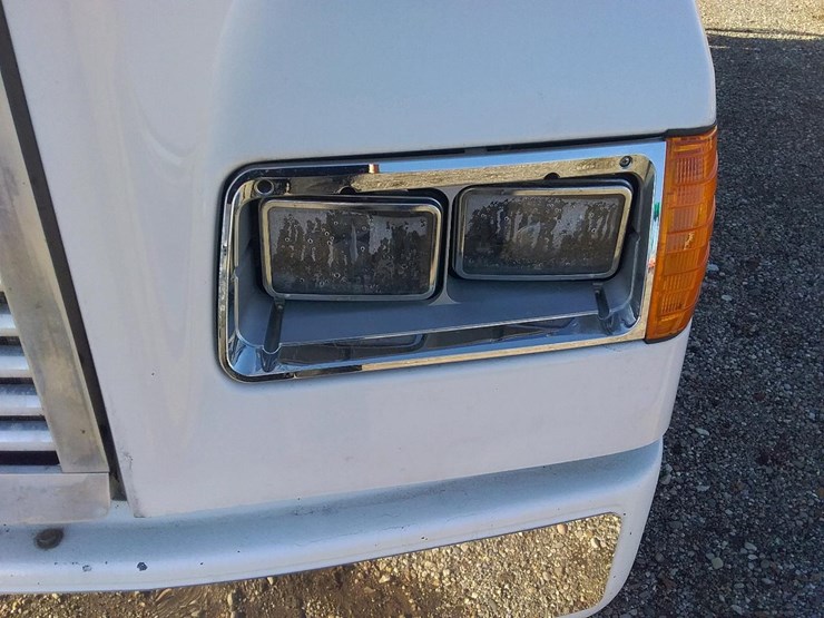 1996-freightliner-fld120-image-29