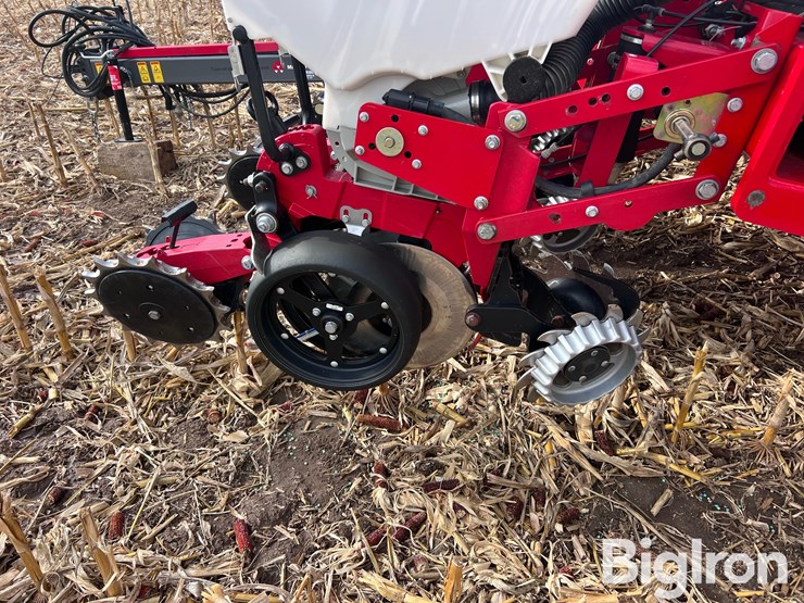 2018-white-9200-12r30”-front-fold-planter-image-16