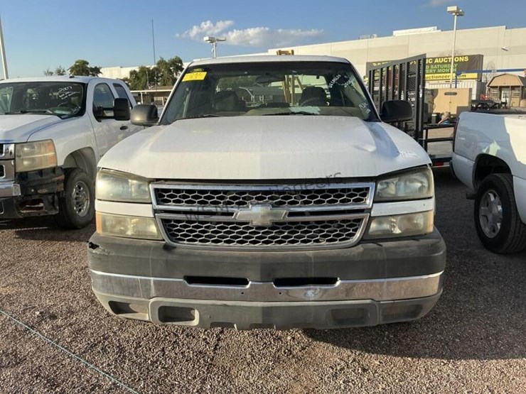 2005-chevrolet-silverado-2500-image-2
