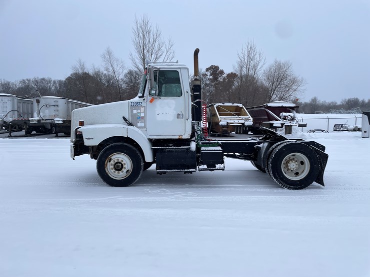 #1161-•-1996-volvo-truck-tractor-(has-mn-title)-image-2