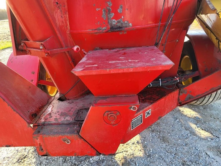 new-holland-358-image-23