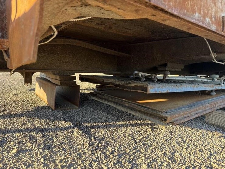 caboose-rail-car-w/-trucks-&-rail-section-image-32