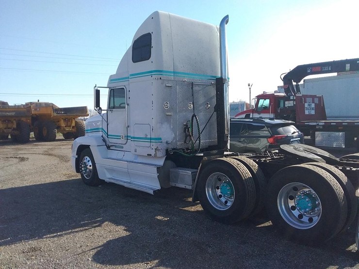 1996-freightliner-fld120-image-3