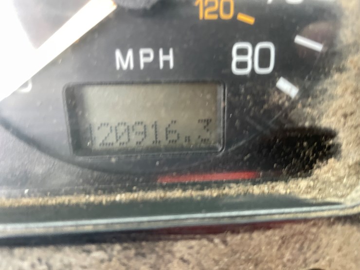 #1161-•-1996-volvo-truck-tractor-(has-mn-title)-image-27