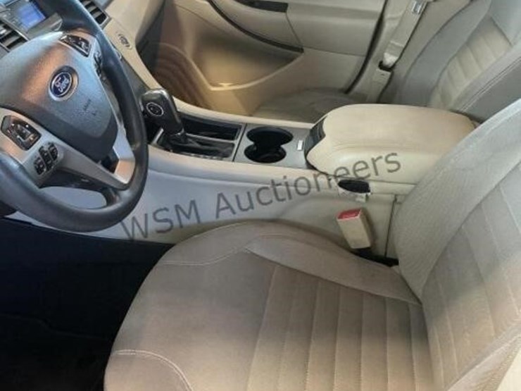 2015-ford-taurus-sdn-image-19