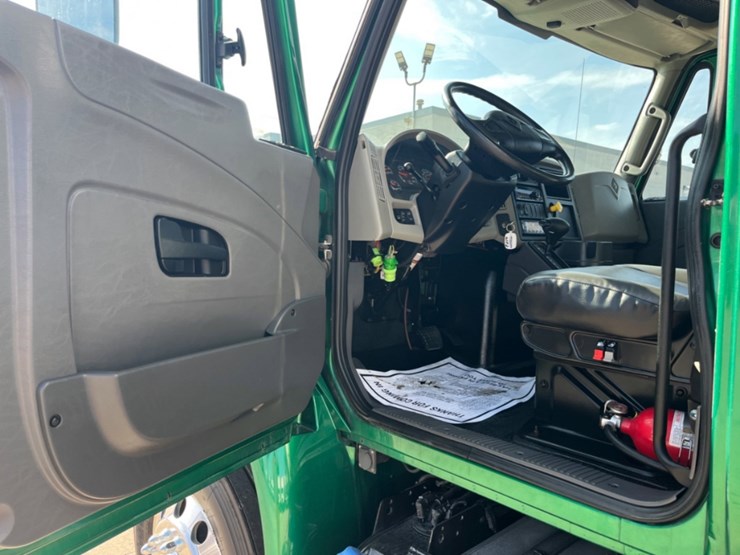 2019-international-durastar-4300-image-18