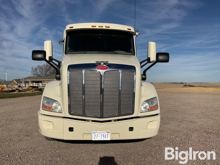 2020-peterbilt-579-image-2