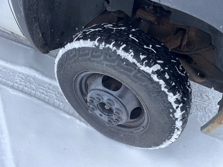 #1169-•-2001-chevrolet-3500-dump-box-truck-(has-mn-title)-image-6