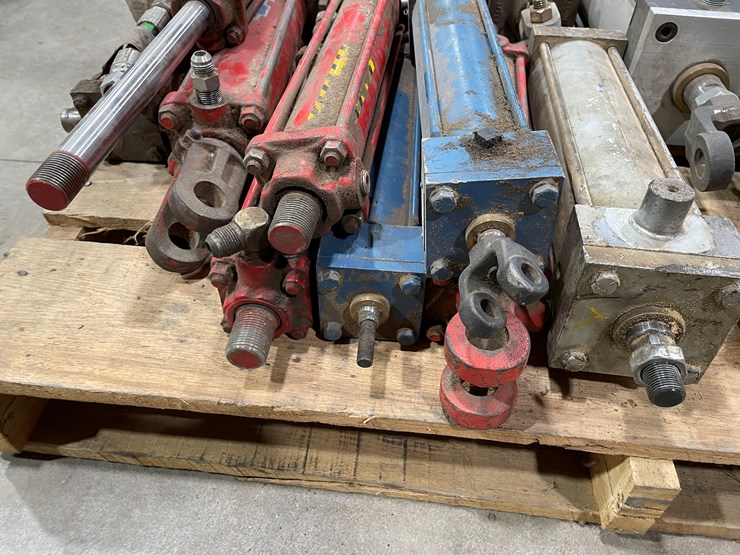 #7897-•-pallet-of-various-hydraulic-rams-image-2
