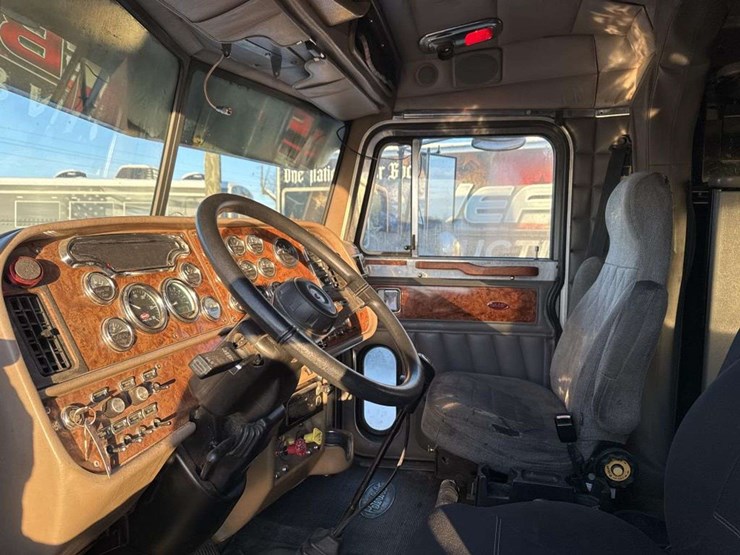 2001-peterbilt-379-image-31