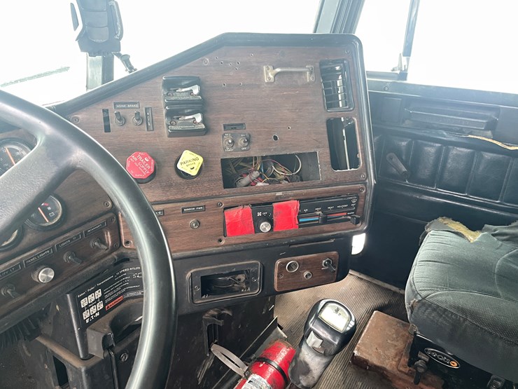 #1154-•-1996-freightliner-truck-tractor-(has-mn-reconstructed-title)-image-34