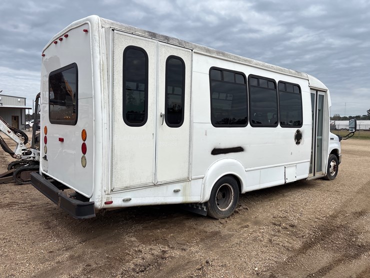 2013-ford-e450-image-3