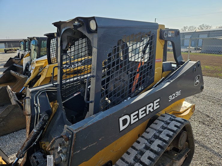 deere-323e-image-21
