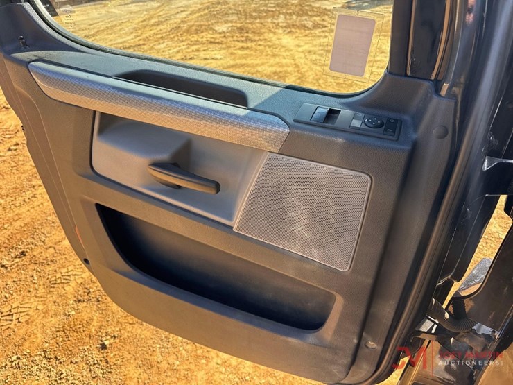 2084-freightliner-cascadiaday-cab-truck-tractor-image-30