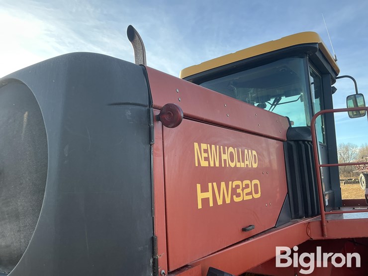 new-holland-320-image-10