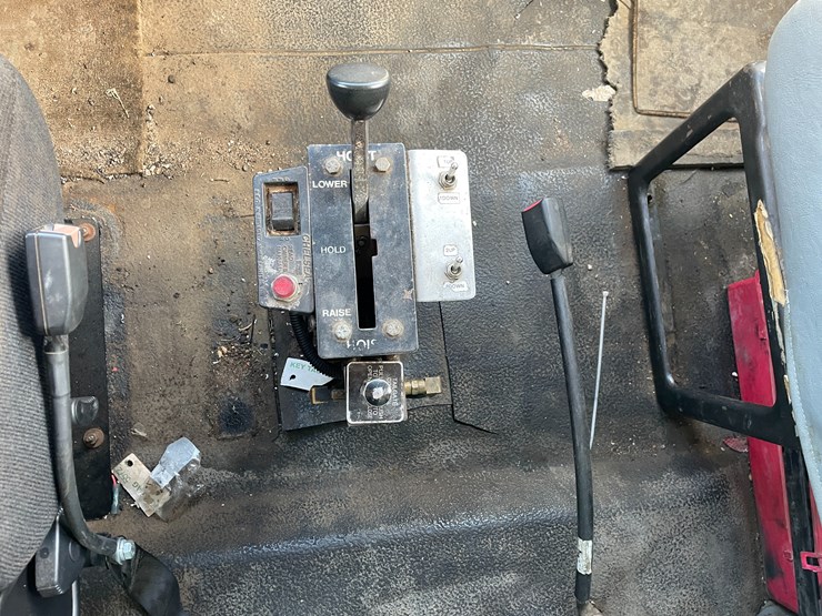 international-7400-image-35