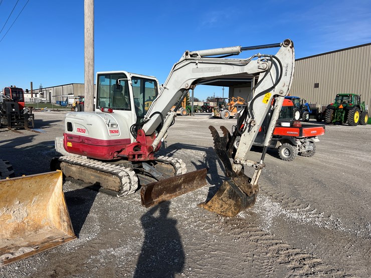 takeuchi-tb260-image-1