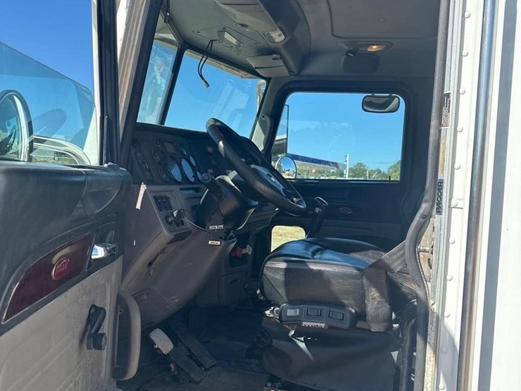 2012-peterbilt-367-image-28