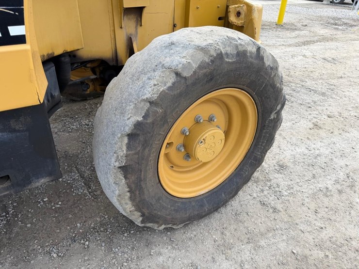 caterpillar-th350b-image-12